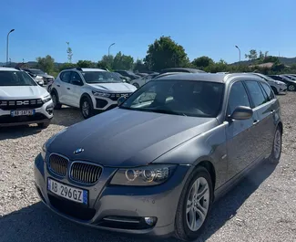 Innenraum von BMW 3-series Compact zur Miete in Albanien. Ein großartiges 5-Sitzer Fahrzeug mit Automatisch Getriebe.