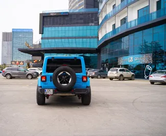 Benzin 2,0L Motor von Jeep Wrangler Rubicon 2021 zur Miete in Batumi.
