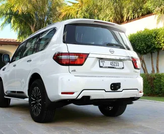 Innenraum von Nissan Patrol zur Miete in VAE. Ein großartiges 7-Sitzer Fahrzeug mit Automatisch Getriebe.