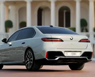 BMW 735i 2023 mit Antriebssystem Heckantrieb, verfügbar in Dubai.