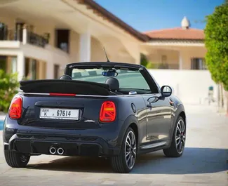 Innenraum von Mini Cooper zur Miete in VAE. Ein großartiges 4-Sitzer Fahrzeug mit Automatisch Getriebe.