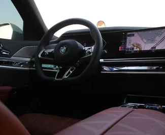Benzin 3,0L Motor von BMW 735i 2023 zur Miete in Dubai.