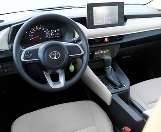 Mietwagen Toyota Yaris Ativ 2023 in VAE, mit Benzin-Kraftstoff und 106 PS ➤ Ab 100 AED pro Tag.