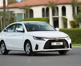 Innenraum von Toyota Yaris Ativ zur Miete in VAE. Ein großartiges 7-Sitzer Fahrzeug mit Automatisch Getriebe.