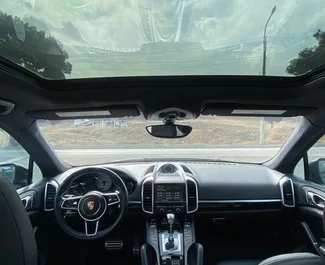 Porsche Cayenne 2016 zur Miete verfügbar in Tiflis, mit Kilometerbegrenzung 250 km/Tag.