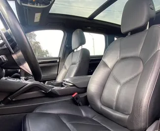 Innenraum von Porsche Cayenne zur Miete in Georgien. Ein großartiges 5-Sitzer Fahrzeug mit Automatisch Getriebe.