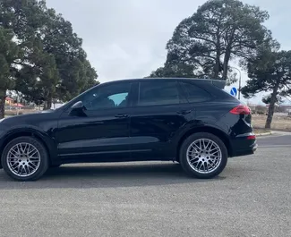 Vermietung Porsche Cayenne. Premium, Luxus, SUV Fahrzeug zur Miete in Georgien ✓ Kaution Keine Kaution ✓ Versicherungsoptionen KFZ-HV, TKV, VKV Plus, VKV Komplett, Insassen, Diebstahlschutz, Keine Kaution.