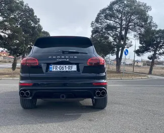 Benzin 3,6L Motor von Porsche Cayenne 2016 zur Miete in Tiflis.