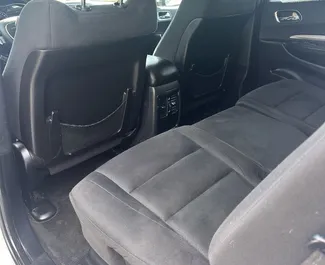 Innenraum von Dodge Durango zur Miete in Georgien. Ein großartiges 5-Sitzer Fahrzeug mit Automatisch Getriebe.