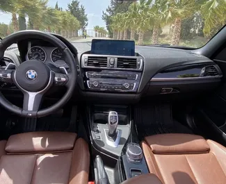 Innenraum von BMW 218i Cabrio zur Miete in Spanien. Ein großartiges 4-Sitzer Fahrzeug mit Automatisch Getriebe.
