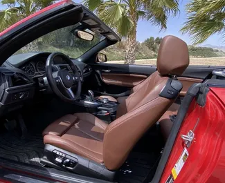 BMW 218i Cabrio 2020 mit Antriebssystem Frontantrieb, verfügbar in Alicante.