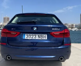 Innenraum von BMW 530d zur Miete in Spanien. Ein großartiges 5-Sitzer Fahrzeug mit Automatisch Getriebe.