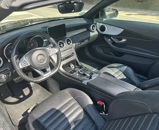 Mercedes-Benz C200 Cabrio 2020 zur Miete verfügbar in Alicante, mit Kilometerbegrenzung 1500 km/Tag.
