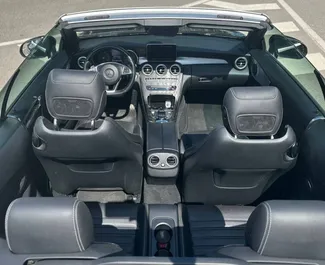 Innenraum von Mercedes-Benz C200 Cabrio zur Miete in Spanien. Ein großartiges 4-Sitzer Fahrzeug mit Automatisch Getriebe.