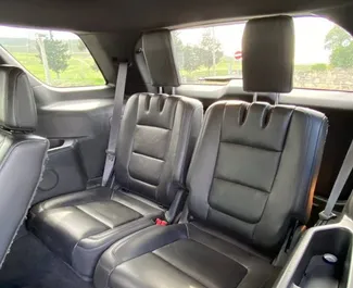Innenraum von Ford Explorer zur Miete in Georgien. Ein großartiges 7-Sitzer Fahrzeug mit Automatisch Getriebe.