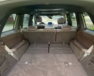 Innenraum von Mercedes-Benz GLS-Class zur Miete in Georgien. Ein großartiges 5-Sitzer Fahrzeug mit Automatisch Getriebe.