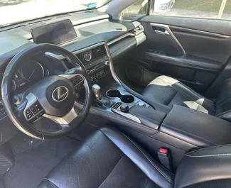 Innenraum von Lexus RX 450 zur Miete in Spanien. Ein großartiges 5-Sitzer Fahrzeug mit Automatisch Getriebe.