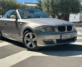 Frontansicht eines Mietwagens BMW 120d Cabrio in Alicante, Spanien ✓ Auto Nr.13439. ✓ Automatisch TM ✓ 0 Bewertungen.