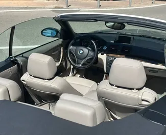 Innenraum von BMW 120d Cabrio zur Miete in Spanien. Ein großartiges 4-Sitzer Fahrzeug mit Automatisch Getriebe.