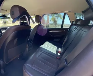 Vermietung BMW X5. Premium, Crossover Fahrzeug zur Miete in Spanien ✓ Kaution Einzahlung von 2000 EUR ✓ Versicherungsoptionen KFZ-HV.
