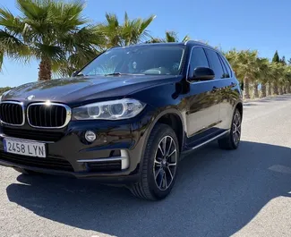 Innenraum von BMW X5 zur Miete in Spanien. Ein großartiges 5-Sitzer Fahrzeug mit Automatisch Getriebe.