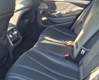 Mercedes-Benz S350 2018 zur Miete verfügbar in Alicante, mit Kilometerbegrenzung 200 km/Tag.