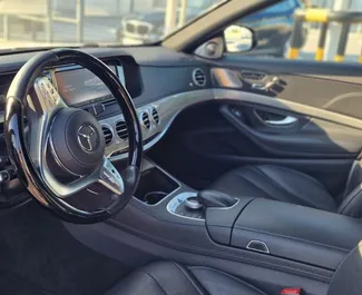 Innenraum von Mercedes-Benz S350 zur Miete in Spanien. Ein großartiges 5-Sitzer Fahrzeug mit Automatisch Getriebe.