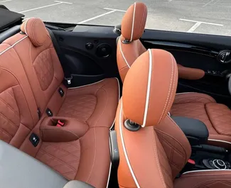 Benzin 1,5L Motor von Mini Cooper 2024 zur Miete in Dubai.