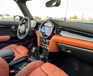 Mini Cooper 2024 zur Miete verfügbar in Dubai, mit Kilometerbegrenzung unbegrenzte.