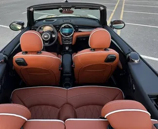 Innenraum von Mini Cooper zur Miete in VAE. Ein großartiges 4-Sitzer Fahrzeug mit Automatisch Getriebe.
