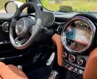 Mietwagen Mini Cooper 2022 in VAE, mit Benzin-Kraftstoff und 136 PS ➤ Ab 300 AED pro Tag.