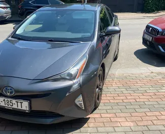 Frontansicht eines Mietwagens Toyota Prius in Batumi, Georgien ✓ Auto Nr.13954. ✓ Automatisch TM ✓ 0 Bewertungen.