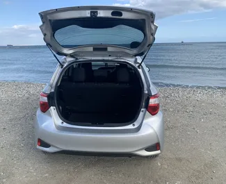 Benzin 1,3L Motor von Toyota Vitz 2016 zur Miete in Larnaca.