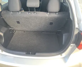 Toyota Vitz 2016 zur Miete verfügbar in Larnaca, mit Kilometerbegrenzung unbegrenzte.