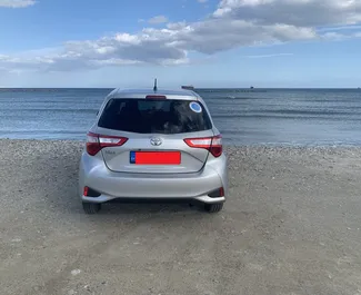 Innenraum von Toyota Vitz zur Miete auf Zypern. Ein großartiges 5-Sitzer Fahrzeug mit Automatisch Getriebe.