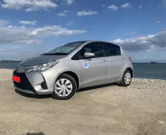 Frontansicht eines Mietwagens Toyota Vitz in Larnaca, Zypern ✓ Auto Nr.11209. ✓ Automatisch TM ✓ 0 Bewertungen.