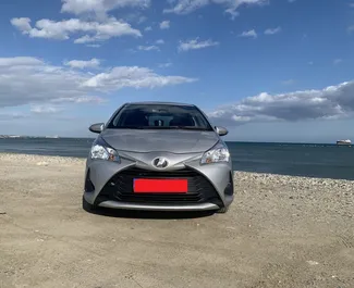 Frontansicht eines Mietwagens Toyota Vitz in Larnaca, Zypern ✓ Auto Nr.11208. ✓ Automatisch TM ✓ 0 Bewertungen.