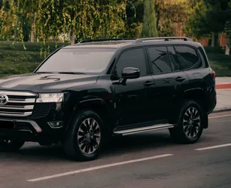 Frontansicht eines Mietwagens Toyota Land Cruiser 300 in Taschkent, Usbekistan ✓ Auto Nr.13562. ✓ Automatisch TM ✓ 0 Bewertungen.