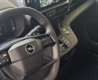 Diesel 1,5L Motor von Opel Combo Life 2025 zur Miete am Flughafen Antalya.
