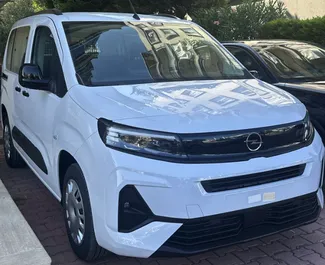 Frontansicht eines Mietwagens Opel Combo Life am Flughafen Antalya, Türkei ✓ Auto Nr.14061. ✓ Automatisch TM ✓ 0 Bewertungen.