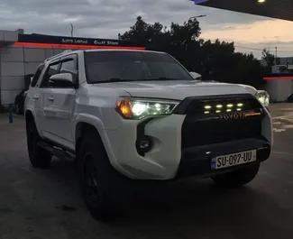 Frontansicht eines Mietwagens Toyota 4 Runner in Tiflis, Georgien ✓ Auto Nr.14028. ✓ Automatisch TM ✓ 0 Bewertungen.