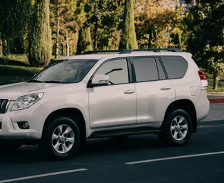 Toyota Land Cruiser Prado 2013 zur Miete verfügbar in Taschkent, mit Kilometerbegrenzung unbegrenzte.