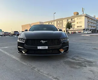 Frontansicht eines Mietwagens Ford Mustang Cabrio in Dubai, VAE ✓ Auto Nr.13588. ✓ Automatisch TM ✓ 0 Bewertungen.