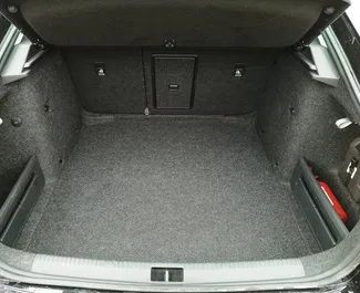 Innenraum von Skoda Octavia zur Miete in Weißrussland. Ein großartiges 5-Sitzer Fahrzeug mit Automatisch Getriebe.