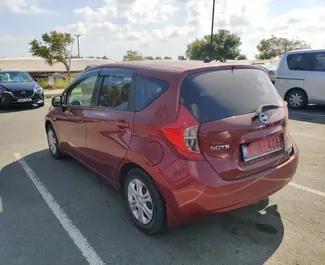 Frontansicht eines Mietwagens Nissan Note in Paphos, Zypern ✓ Auto Nr.1215. ✓ Automatisch TM ✓ 0 Bewertungen.