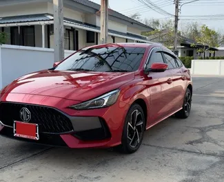 Frontansicht eines Mietwagens MG 5/GT am Flughafen Phuket, Thailand ✓ Auto Nr.10734. ✓ Automatisch TM ✓ 0 Bewertungen.