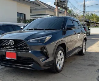 Frontansicht eines Mietwagens Toyota Yaris Cross am Flughafen Phuket, Thailand ✓ Auto Nr.10804. ✓ Automatisch TM ✓ 1 Bewertungen.