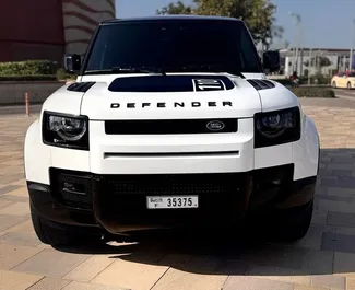 Frontansicht eines Mietwagens Land Rover Defender in Dubai, VAE ✓ Auto Nr.13606. ✓ Automatisch TM ✓ 0 Bewertungen.