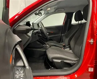 Frontansicht eines Mietwagens Peugeot 2008 am Flughafen Antalya, Türkei ✓ Auto Nr.14077. ✓ Automatisch TM ✓ 0 Bewertungen.