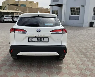 Mietwagen Toyota Corolla Cross 2025 in VAE, mit Hybride-Kraftstoff und 196 PS ➤ Ab 147 AED pro Tag.
